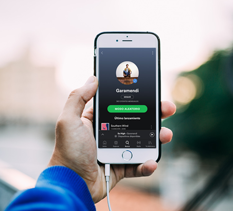 Teléfono móvil con Perfil de artista en Spotify