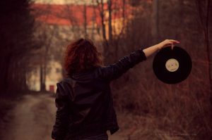 vinilo-chica-otoño lanzar-disco-otono
